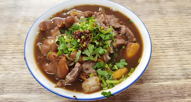 Braised Pork with Steamed Buns